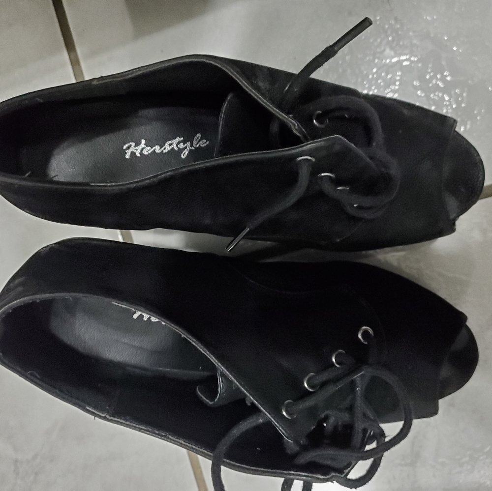 Shoe - Picture 2 of 4